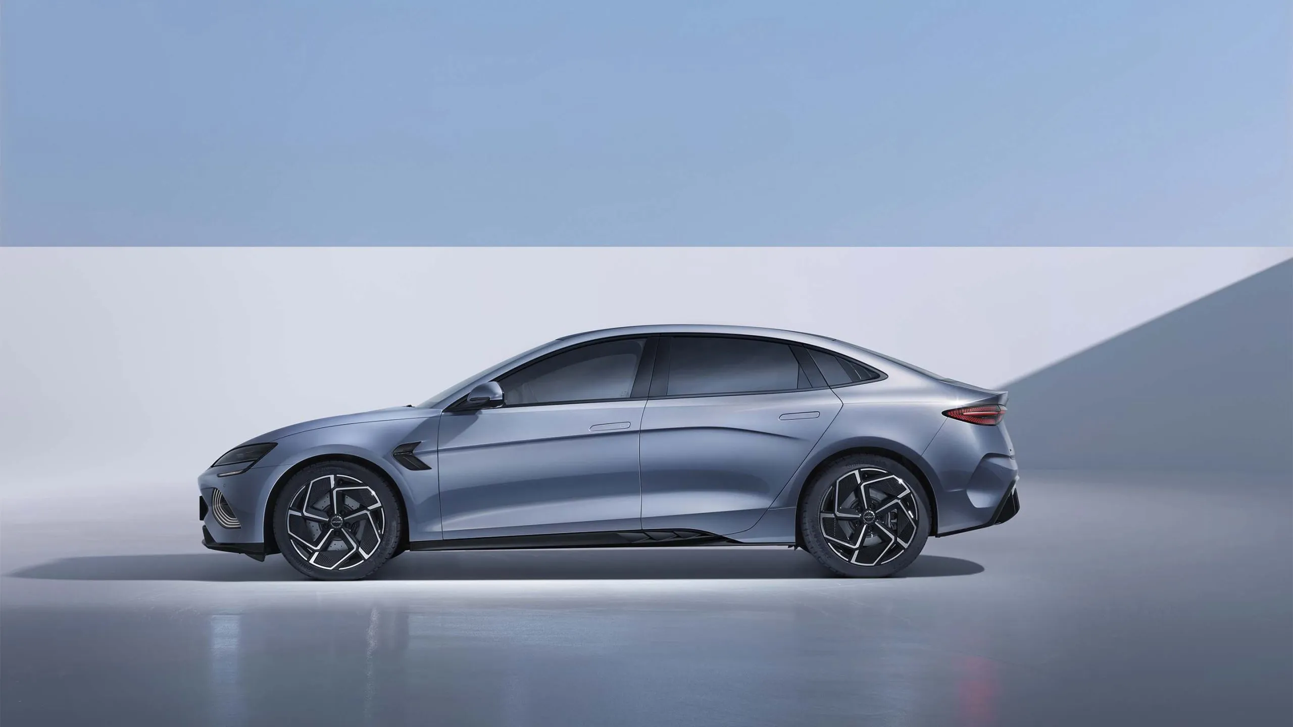 BYD SEAL – Design Esportivo "Golden Ratio"